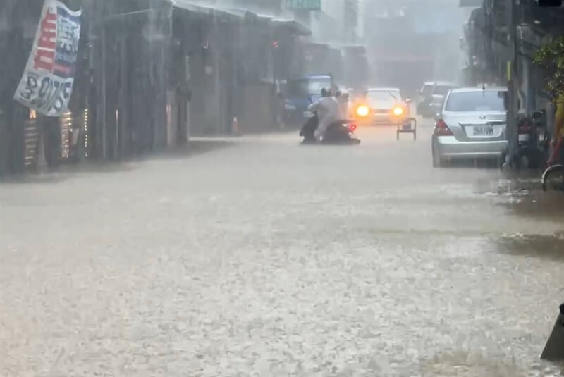 宜蘭地區12日大雨不斷，造成多處地區淹水，其中蘇澳鎮情況較為嚴重，一度水深及膝，機車騎士涉水前行。（讀者提供）中央社記者沈如峰宜蘭縣傳真 113年11月12日