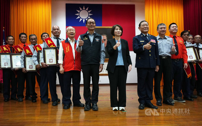 屏東縣政府警察局12日在縣警局表揚資深協勤民力，今年符合資格者共24人，其中民防人員1人、義警7人、山地義警14人、義交2人，由縣長周春米（右7）頒獎。中央社記者黃郁菁攝  113年11月12日