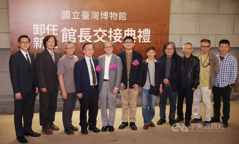 國立台灣博物館12日下午進行卸、新任館長交接典禮,文化部長李遠(左5)、國立歷史博物館館長洪世佑(左4)與台博館新任館長陳登欽(右6)等人合影留念。中央社記者趙世勳攝 113年11月12日