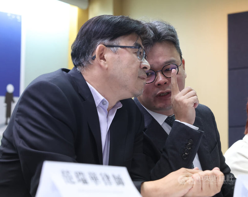 「拒絕憲訴法修惡、1116律師界守護憲法遊行」記者會12日在台大校友會館舉行,律師錢建榮(左)、林俊宏(右)於會中交換意見。中央社記者趙世勳攝 113年11月12日