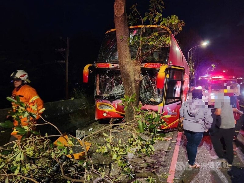 桃園市育達高中校車13日傍晚在平鎮區發生自撞事故，54歲謝姓駕駛不明原因在埔心陸橋處自撞路樹，謝男腿部開放性骨折，車上有7名學生擦挫傷。（翻攝照片）中央社記者葉臻傳真 113年11月13日