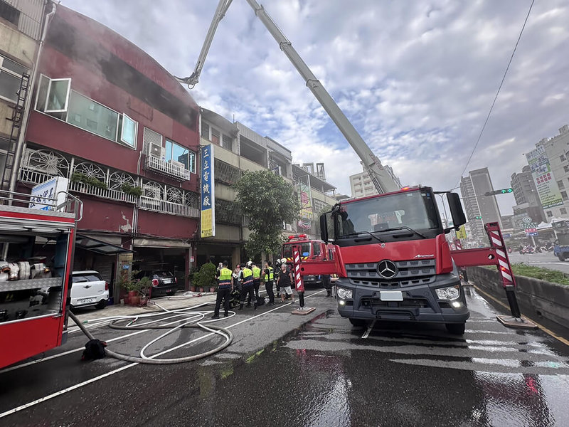 彰化市中山路一段1棟民宅13日上午7時左右發生火警，3人受困於屋頂，經消防人員引導以雲梯車順利救出送醫，所幸無生命危險。（消防局提供）中央社記者鄭維真傳真  113年11月13日