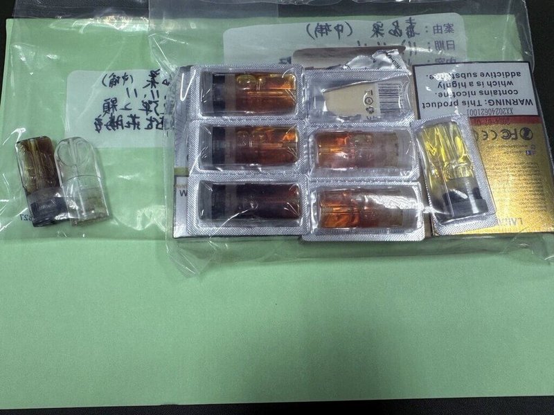 嘉義市警察局第一分局陳姓員警涉嫌吸食毒品依托咪酯(喪屍煙彈),並以警車接送女性毒品人口及小孩,11日遭警方搜索並移送。圖為警方查扣數瓶罐裝煙彈。(嘉義地檢署提供)中央社記者黃國芳傳真 113年11月13日
