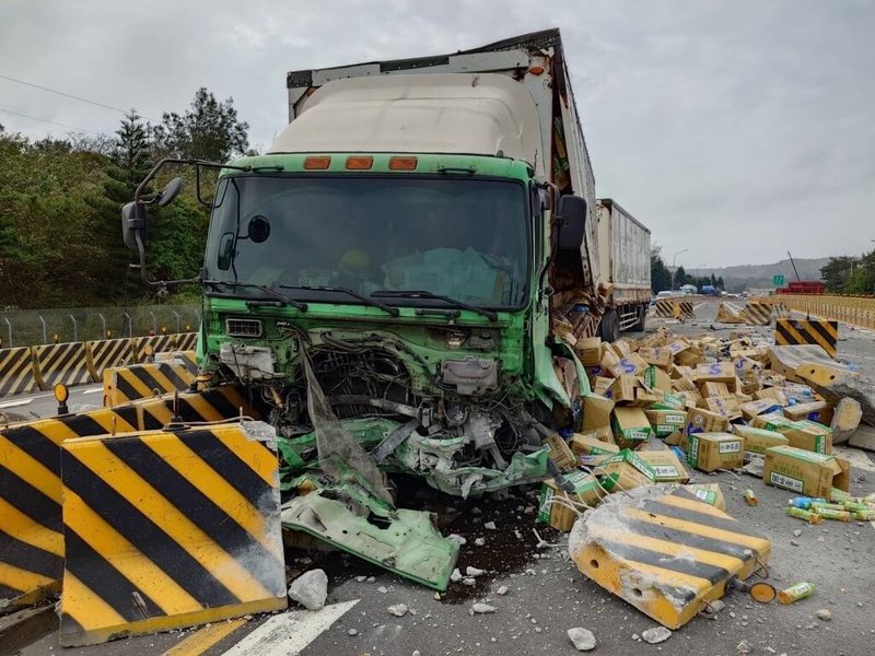 1輛滿載飲料的大貨車13日行經台61線西濱快速道路北上後龍路段時，駕駛疑似恍神未注意道路間距自撞水泥護欄，車頭鋼板凹陷變形，車上大量飲料散落車道。（民眾提供）中央社記者管瑞平傳真  113年11月13日