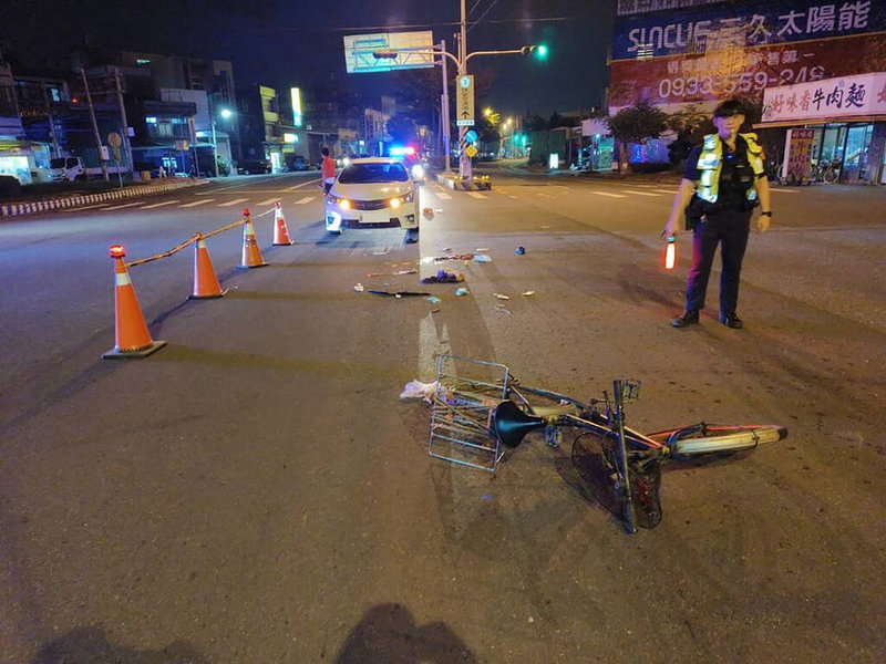 彰化縣芬園鄉彰南路4段12日晚間發生死亡車禍，78歲張姓婦人騎自行車在路口左轉時，與後方直行自小客車碰撞，婦人送醫不治，肇事原因仍待警方釐清。（警方提供）中央社記者鄭維真傳真  113年11月13日