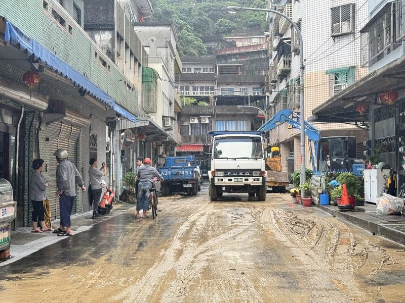 宜蘭縣蘇澳鎮12日大雨不斷，上百戶民宅受災淹水。隨著積水消退，道路滿是泥濘，受災居民13日忙著清理家園。（讀者提供）中央社記者沈如峰宜蘭縣傳真  113年11月13日