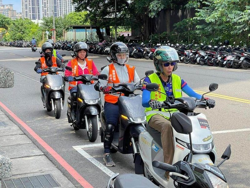 交通部公路局13日表示，機車道路駕訓及補助目前適用於考照後，民國114年擬推動機車「考照前道路駕駛訓練」5小時，費用仍在精算，因時數較長，費用也會比考照後的補助高，但考照前後補助名額總共是6000名，如何分配還未確定。（公路局提供）中央社記者汪淑芬傳真  113年11月13日