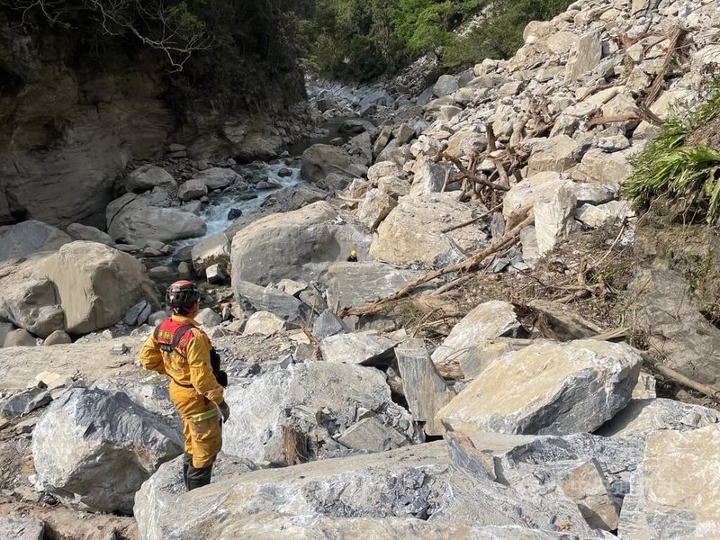 花蓮近年地震、颱風災情頻傳，第一線搶救的消防人員長期人力不足，消防員勞動權益受到議員關注。圖為消防人員於0403強震在太魯閣砂卡礑步道搜救任務。中央社記者張祈攝  113年11月13日