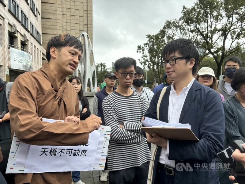 台北市長蔣萬安考量交通及公共安全，拍板拆除新生南路與和平東路口天橋，「守護和平新生天橋」團體提報天橋具文化資產價值，13日文化局邀集6名文化資產審議會委員前往現勘，藝術評論人吳牧青（前左）也到場表達訴求。中央社記者陳昱婷攝  113年11月13日