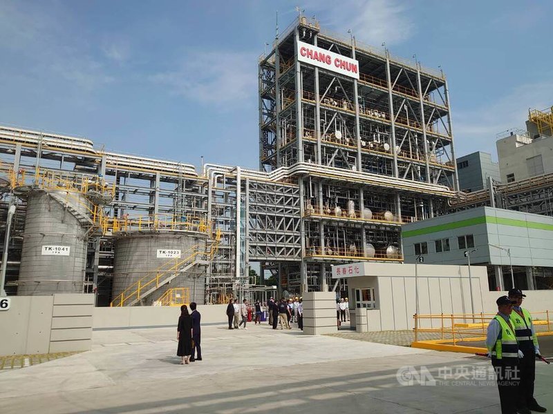 長春石化進駐台積電台中零廢製造中心,營運的廢異丙醇回收廠將廢異丙醇藉由熱回收的蒸氣,蒸餾去除水分與不純物,精餾成電子級異丙醇回供半導體業使用。中央社記者張建中攝 113年11月13日