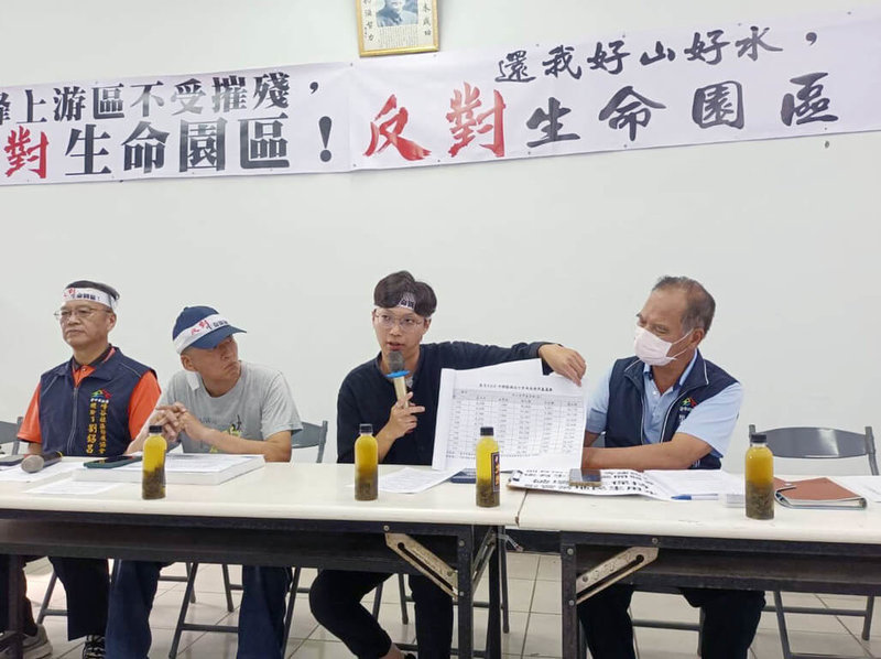 元扶企業公司規劃在台中市霧峰區設置生命園區，引發當地居民反彈，13日組成自救會拉布條反對。（鄒明諺提供）中央社記者蘇木春傳真  113年11月13日