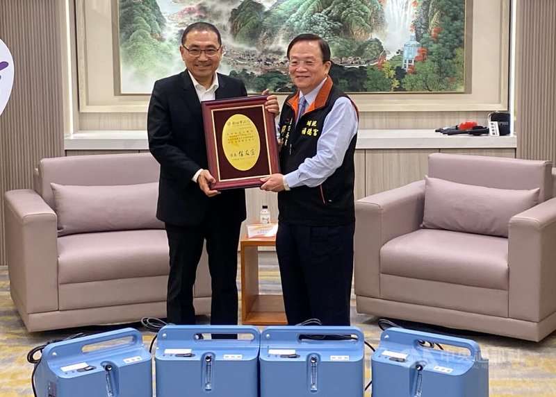 新北市板橋區埔墘福德宮13日捐贈110台氧氣製造機供新北輔具資源中心媒合給有需求民眾使用,市長侯友宜(左)頒發感謝狀給埔墘福德宮主委廖榮清(右),肯定廟方善舉。中央社記者黃旭昇新北市攝 113年11月13日