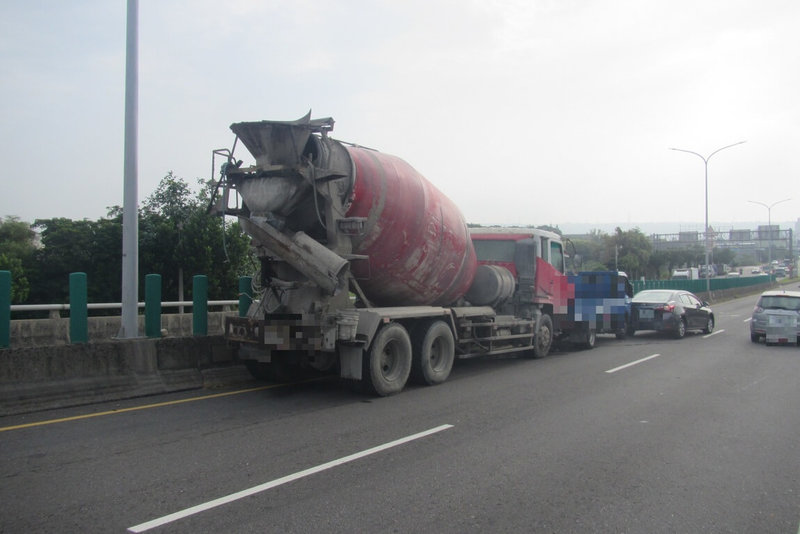 台中市沙鹿區13日發生一起連環車禍，一輛混凝土攪拌車行經向上路7段時，疑因違規超載導致煞車失靈，撞上前方小貨車，小貨車失控再推撞2輛自小客車，事故造成2人受傷，所幸並無生命危險。（民眾提供）中央社記者郝雪卿傳真  113年11月13日