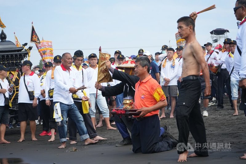 屏東縣南州鄉溪洲代天府13日上午舉行迎王平安祭典請王儀式,各宮廟陣頭循傳統集結崎峰海灘恭迎王駕。中央社記者黃郁菁攝 113年11月13日
