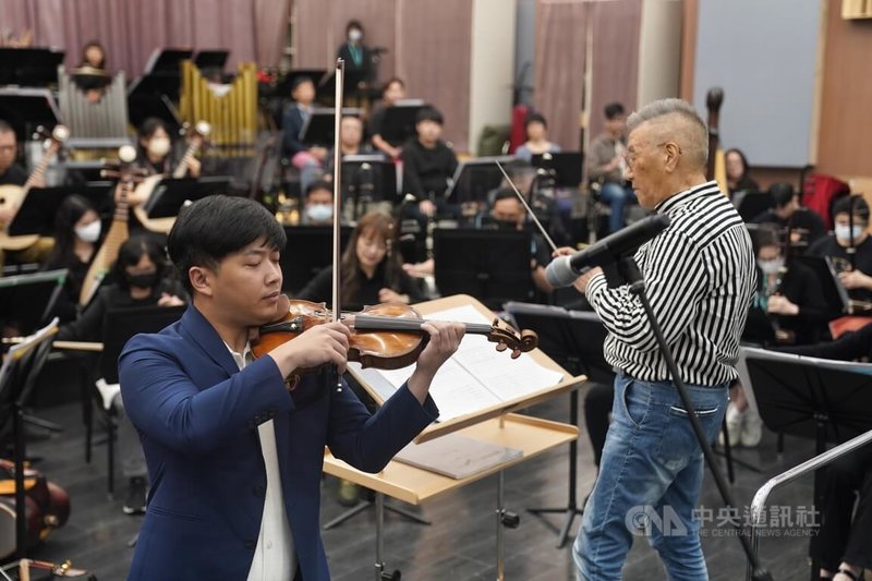 台灣國樂團13日在台灣戲曲中心舉行「藝號人物-瞿春泉」音樂會排練記者會,知名指揮瞿春泉(前右)現場指揮樂團,與知名小提琴演奏家魏靖儀(前左)演繹帶來「梁山伯與祝英台小提琴協奏曲」。中央社記者徐肇昌攝 113年11月13日