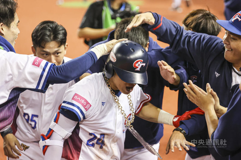 世界12強棒球賽B組預賽正式點燃戰火,13晚間在台北大巨蛋由地主台灣隊與韓國隊交手,台灣隊長陳傑憲(中)2局下接續隊友攻勢敲出2分砲、拉大領先差距,回到休息區後與隊友開心互動慶祝。中央社記者鄭清元攝 113年11月13日