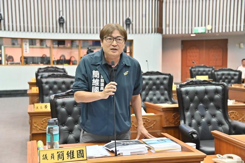 民進黨台東縣議員簡維國（圖）12日質詢台東縣警察局長梁東山指出，台灣詐騙橫行，政府也宣導多年，但詐騙案不減反增，他要求警局除加強宣導外，也要與金融機構合作提高警覺，若有疑慮應加以勸阻；對阻詐有功人員予以獎金鼓勵。（台東縣議會提供）中央社記者盧太城台東傳真  113年11月13日