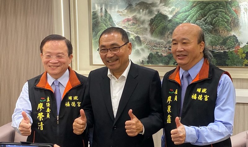 新北市板橋區埔墘福德宮13日捐贈110台氧氣製造機給新北市政府,由市長侯友宜(中)代表受贈,同時感謝並肯定埔墘福德宮主委廖榮清(左)、委員廖泉鑫(右)等人熱心公益。中央社記者黃旭昇新北市攝 113年11月13日