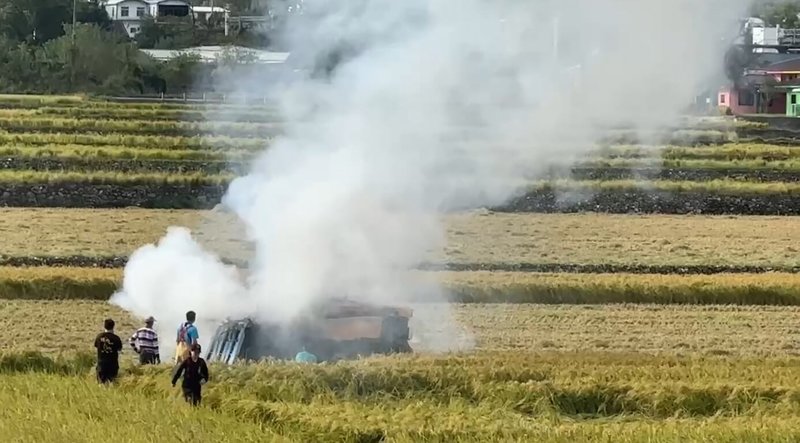 台東縣鹿野鄉二層坪農地13日下午忽然竄出陣陣濃煙，民眾擔心民宅失火通知消防局，消防員到場後發現是一輛稻穀收割機引擎故障冒煙，趕緊協助撲滅。（後山牧場桶仔雞提供）中央社記者盧太城台東傳真  113年11月13日