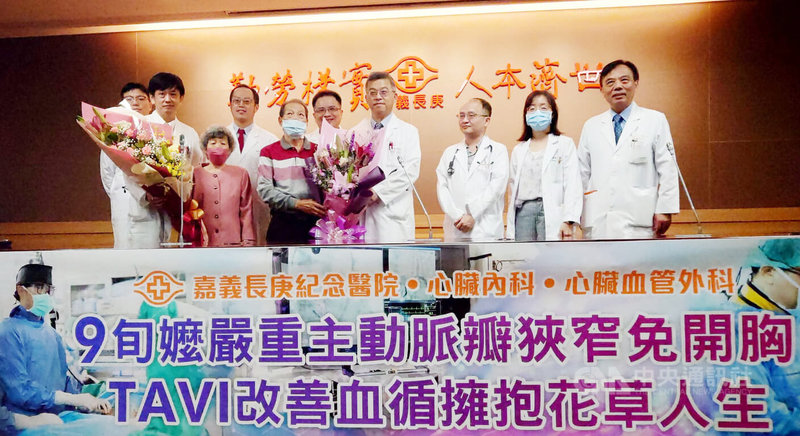 嘉義長庚醫院13日召開記者會,92歲張奶奶(前排左2)、71歲翁伯伯(前排左3)出席,感謝心臟內科團隊以「經導管主動脈瓣膜置換術」(TAVI)手術為他們治療,術後恢復良好。中央社記者蔡智明攝 113年11月13日