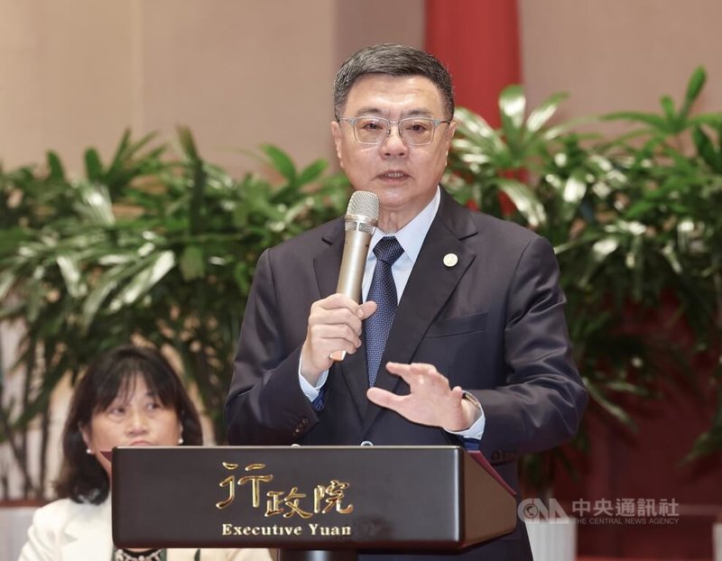 行政院長卓榮泰(前)13日在行政院接見「全美台灣同鄉會2024返台參訪團」時表示,美國總統大選後,台灣要持續成為國際民主供應鏈中不可或缺的重要角色,保護台灣內部生產投資環境,並提高自我保護能力。中央社記者張皓安攝 113年11月13日
