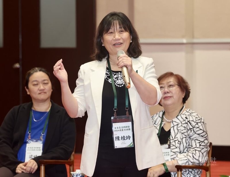 行政院長卓榮泰13日在行政院接見「全美台灣同鄉會2024返台參訪團」,參訪團團長陳桂鈴(中)致詞。中央社記者張皓安攝 113年11月13日
