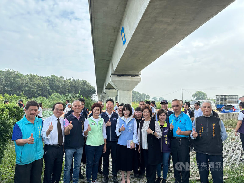 彰化縣政府規劃爭取南彰化高鐵橋下闢建東西向聯絡道路，第1階段為田中至溪州共11.3公里，民進黨立委陳素月（前排左4起）、交通部長陳世凱、國民黨立委謝衣鳯、彰化縣長王惠美等人14日前往考察。中央社記者鄭維真攝  113年11月14日