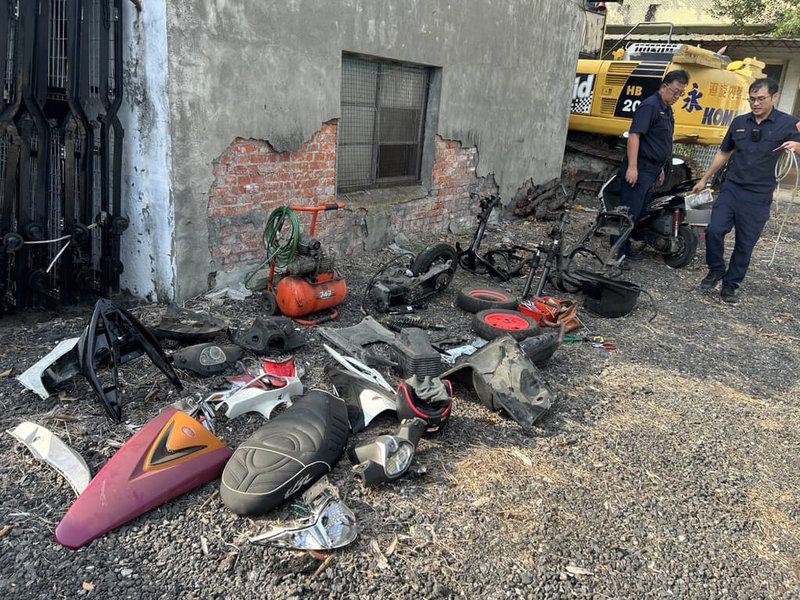 近期高鐵雲林站周邊多輛機車遭竊，雲雲林縣警察局虎尾分局鎖定李姓男子涉有重嫌，日前執行搜索，查獲多輛已被解體的機車；李姓男子坦承竊盜機車，得手後就拆解零件，部分變賣他人、部分留於自用。（警方提供）中央社記者姜宜菁傳真  113年11月14日