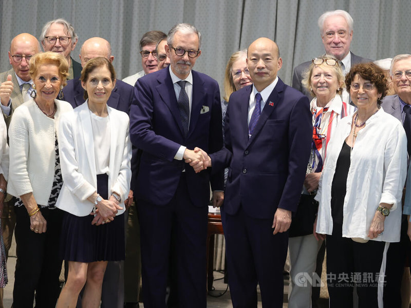 立法院長韓國瑜（前右2）14日接見法國「國際現況與關係協會」理事長卡皮頓（David Capitant）（前左3）一行表示，台灣與法國有許多合作的空間，希望未來雙方能夠進行更多交流，共同促進區域安全及繁榮。中央社記者謝佳璋攝  113年11月14日