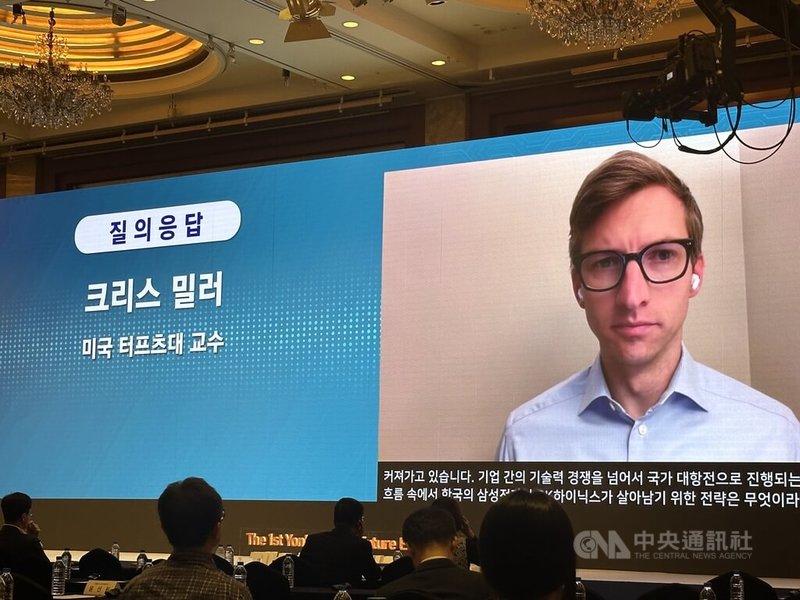 「晶片戰爭」作者、美國學者米勒(Chris Miller)14日透過視訊出席在韓國首爾舉行的第一屆未來經濟論壇。中央社記者廖禹揚首爾攝 113年11月14日