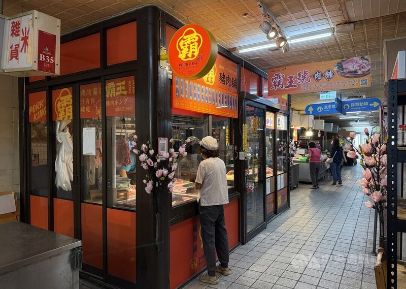 草屯鎮公所、草屯鎮公有零售市場自治會共同爭取並入選經濟部傳統市集美學升級暨攤鋪優化輔導計畫補助,改造招牌、指引、入口、走道、閒置公共區域美學設計,也有攤商加入外觀改造行列。中央社記者蕭博陽南投縣攝 113年11月14日