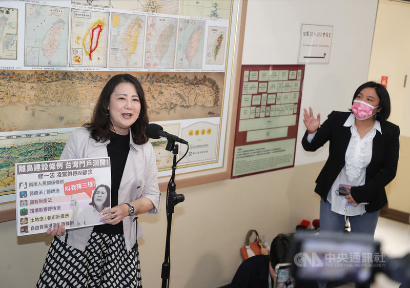 立法院經濟委員會14日排審國民黨立委陳玉珍所提離島建設條例部分條文修正草案,民進黨立法院黨團幹事長吳思瑤(左)受訪回應時,陳玉珍(右)正巧路過,一度要跟吳思瑤「對話」,遭吳思瑤制止。中央社記者謝佳璋攝 113年11月14日
