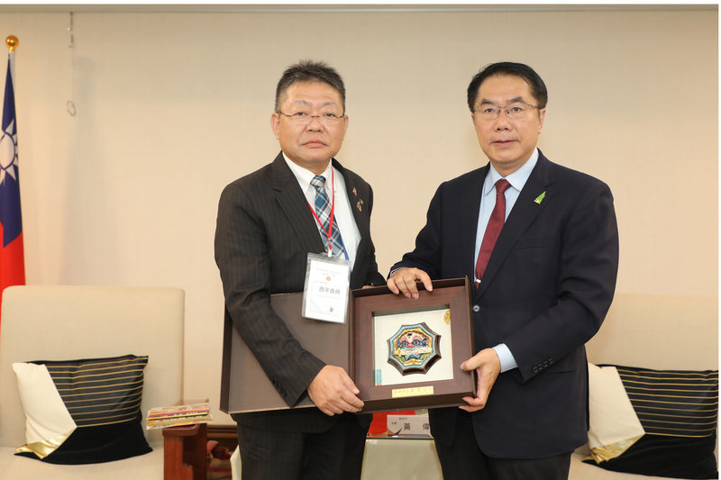 台南市長黃偉哲(右)14日下午與日本鹿兒島縣阿久根市市長西平良將(左)帶領的參訪團會面,並致贈紀念品,黃偉哲表示,樂見台日城市間能持續推動多元面向跨國交流。(台南市政府提供)中央社記者楊思瑞台南傳真 113年11月14日