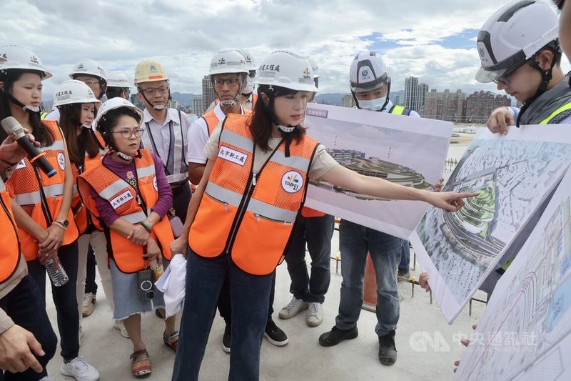 台北市議會工務委員會14日前往第一果菜及萬大魚類批發市場進行市政考察，民進黨台北市議員許淑華（前中）等人在改建工程6樓工區聽取簡報。中央社記者張皓安攝  113年11月14日