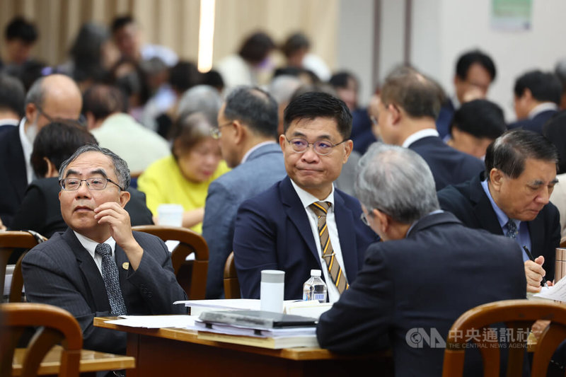 立法院教育及文化委員會14日審議教育部及國立大學校務基金等預算，台灣大學校長陳文章（前左起）、成功大學校長沈孟儒等列席備詢。中央社記者王騰毅攝  113年11月14日