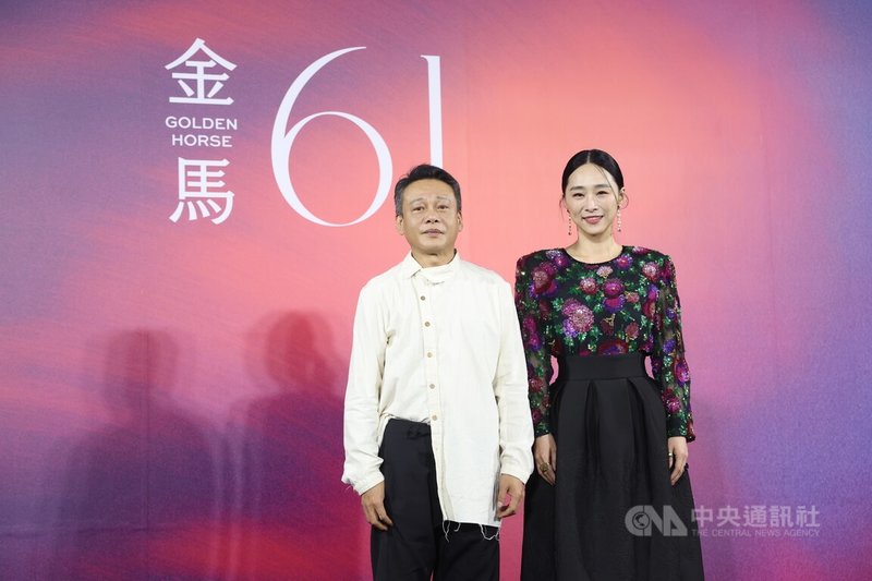 劇情長片「藍色太陽宮」14日於金馬影展首映,演員李康生(左)、吳可熙(右)台前亮相並合影。中央社記者趙世勳攝 113年11月14日
