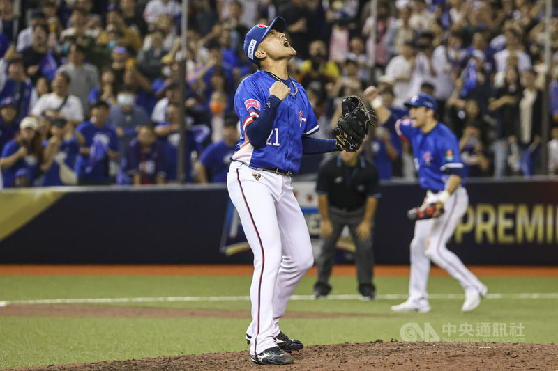 世界12強棒球賽B組預賽台灣隊14日晚間以2比1擊敗多明尼加,台灣隊投手吳俊偉(前)9局下登板關門,最終飆出再見三振,順利守成,賽後他在場中吶喊慶祝勝利。中央社記者鄭清元攝 113年11月14日