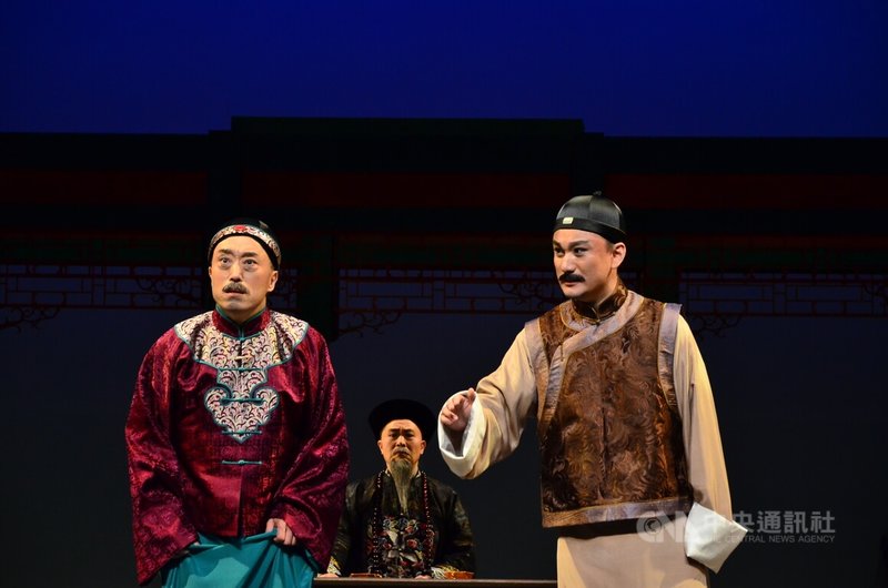 知名文武老生李寶春(左)在新編京劇「知己」扮演江南才子吳兆騫,含冤流放關外寧古塔,解脫後再與溫宇航(右)飾演的顧貞觀相遇,知己卻不復以往。(辜公亮文教基金會提供、攝影李銘訓)中央社記者葉冠吟傳真 113年11月14日