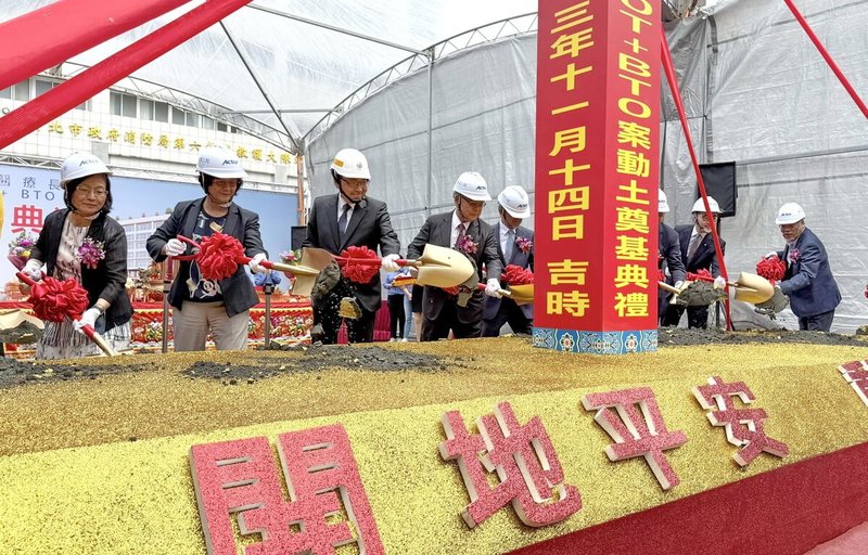 新北市瑞芳區醫療長照設施大樓14日舉行開工動土典禮，市長侯友宜（左3）、金仁寶集團總裁許勝雄（左4）等人執鏟動土，祈求工程順利。（民眾提供）中央社記者黃旭昇新北傳真  113年11月14日