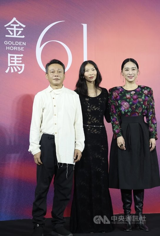 劇情長片「藍色太陽宮」14日於金馬影展進行首映,導演曾佩裕(中)與演員李康生(左)、吳可熙(右)一同出席宣傳。中央社記者趙世勳攝 113年11月14日