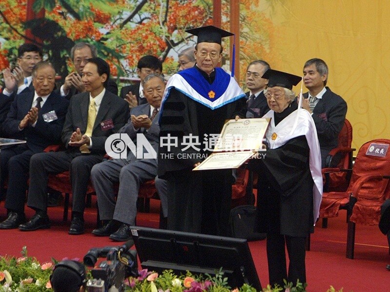 台灣大學校長李嗣涔（前左）頒授名譽博士學位給作家齊邦媛（前右），表彰她卓越的成就與貢獻。中央社記者張皓安攝 100年11月15日