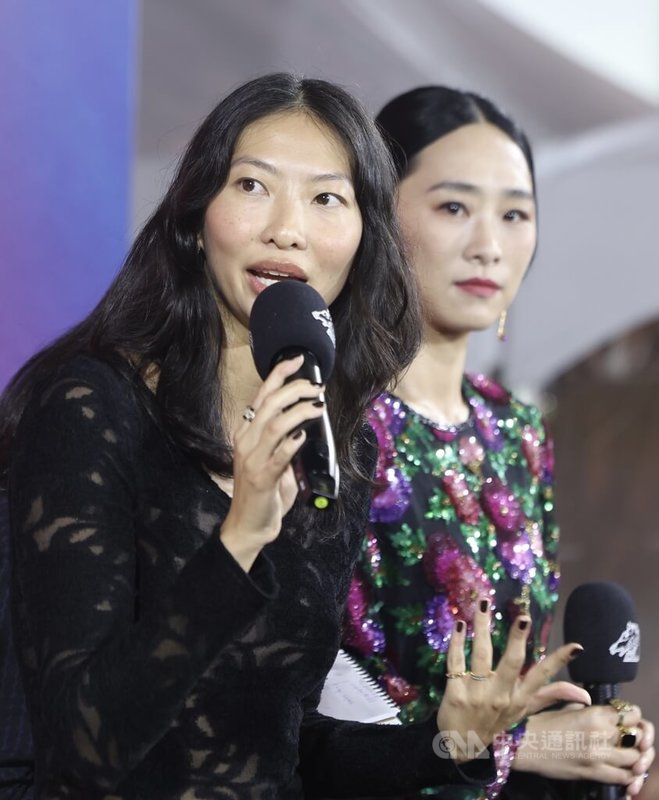 電影「藍色太陽宮」14日在金馬影展進行首映,美國華裔導演曾佩裕(左)出席宣傳,介紹本片劇情內容。右為演員吳可熙。中央社記者趙世勳攝 113年11月14日