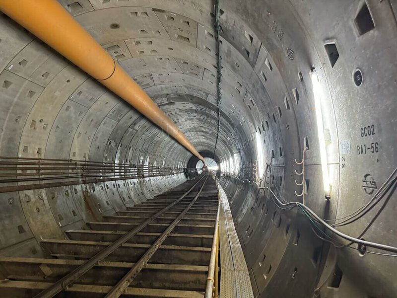 桃園市政府捷運工程局表示，捷運綠線工程在八德區由潛盾機鑽掘的首條潛盾隧道工程，自2023年5月從G03巧克力站發進後，15日順利貫通。（桃園市捷工局提供）中央社記者葉臻傳真  113年11月15日