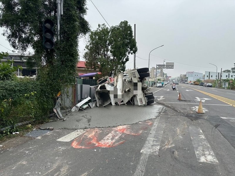 嘉義縣阿里山公路與大義路交會處15日發生1輛混凝土車與機車擦撞車禍,混凝土車翻覆路肩,混凝土灑了一地。(警方提供)中央社記者蔡智明傳真 113年11月15日
