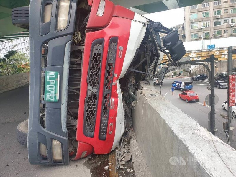 台北市警消15日下午獲報指中正區水源快速道路往南方向、近師大路閘道口發生車禍意外，人員到場發現一輛預拌混凝土車已翻覆，駕駛仍受困車內，警消持續救援中。（翻攝畫面）中央社記者劉建邦傳真  113年11月15日