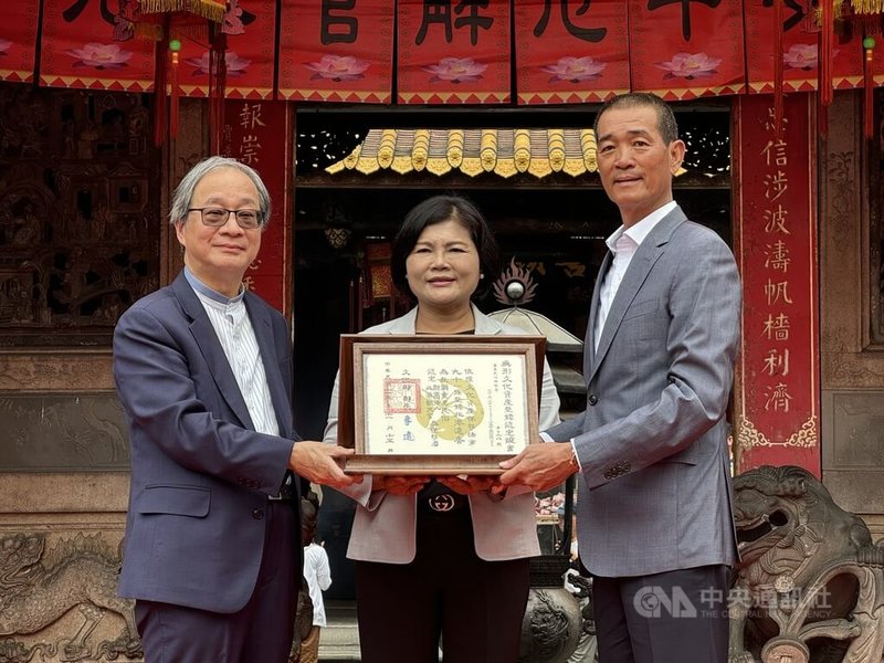 「北港進香」今年5月登錄為國家級重要民俗，文化部15日在朝天宮廣場舉行授證儀式，文化部長李遠（左）頒授重要民俗認定證書，由朝天宮董事長蔡咏鍀（右）代表接受，雲林縣長張麗善（中）到場見證。中央社記者姜宜菁攝  113年11月15日