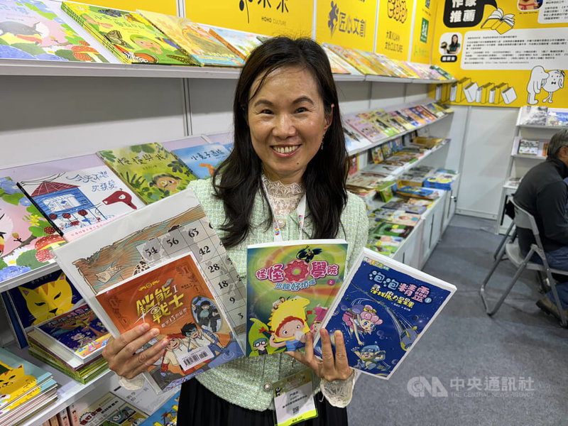 面對當今小孩無法靜下心閱讀的情形,童書作家與插畫家協會台灣分會會長嚴淑女指出,在創作時除了用大量的圖畫搭配文字外,也會搭配桌遊,提升閱讀興趣。中央社記者吳柏緯上海攝 113年11月15日