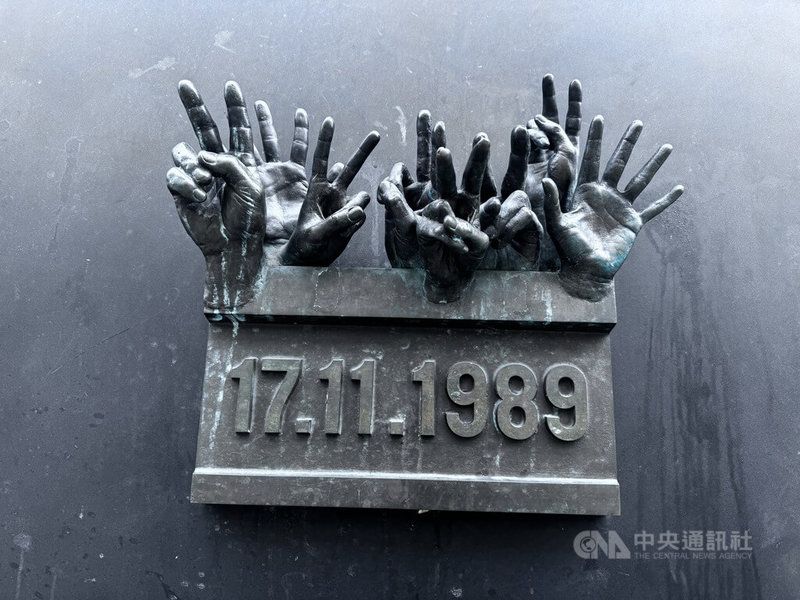 位在捷克布拉格民族大街上的「絲絨革命紀念碑」（Velvet Revolution Memorial），是為了紀念1989年非暴力的革命運動，讓捷克斯洛伐克轉型為民主化社會。中央社記者劉郁葶布拉格攝  113年11月15日