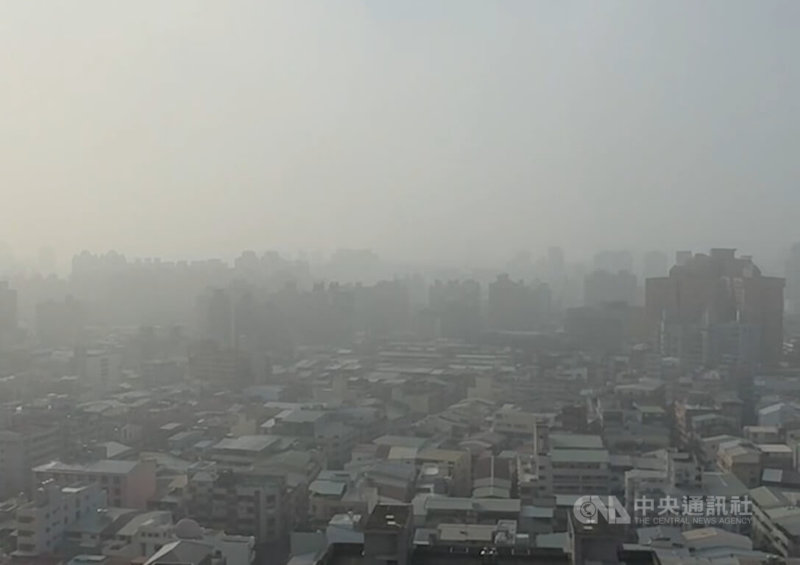 環境風場偏東風，影響台中地區近日空氣品質，圖為15日遠眺市區一片白茫茫。中央社記者趙麗妍攝 113年11月15日