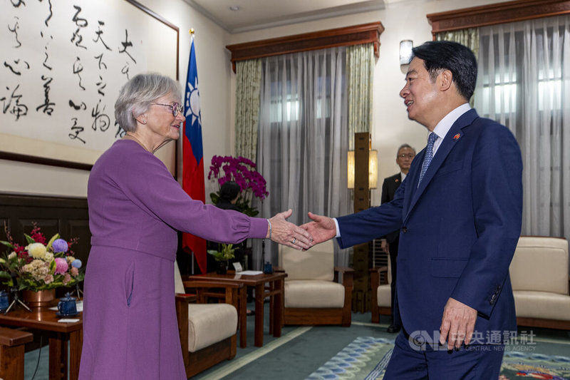 總統賴清德（右）15日在總統府接見丹麥國會議員訪問團，與訪團代表凱爾斯加德（Pia Kjærsgaard，另譯：柯絲高）（左）握手致意。中央社記者鄭清元攝  113年11月15日